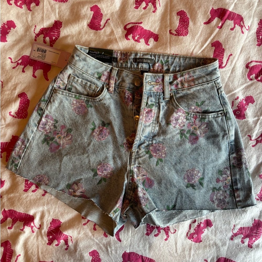 OPEN TO OFFERS!

BNWT Wild Fable floral denim shorts SZ 2